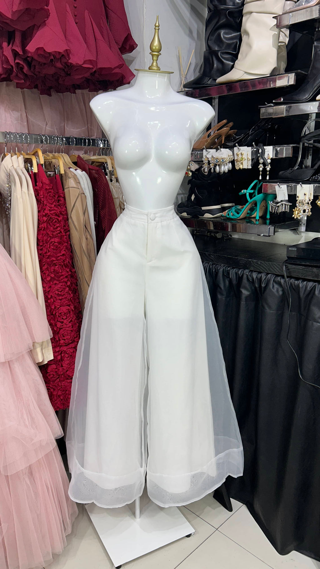 Pantalon blanco acampanado con organza al tono