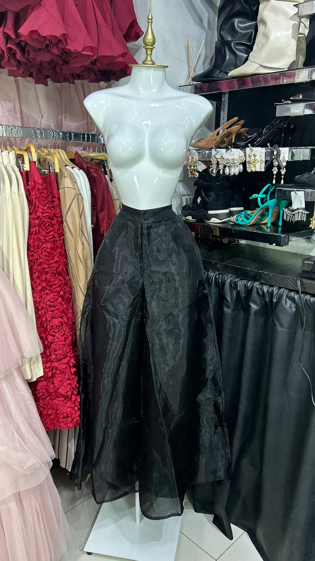Pantalon negro acampanado con organza al tono