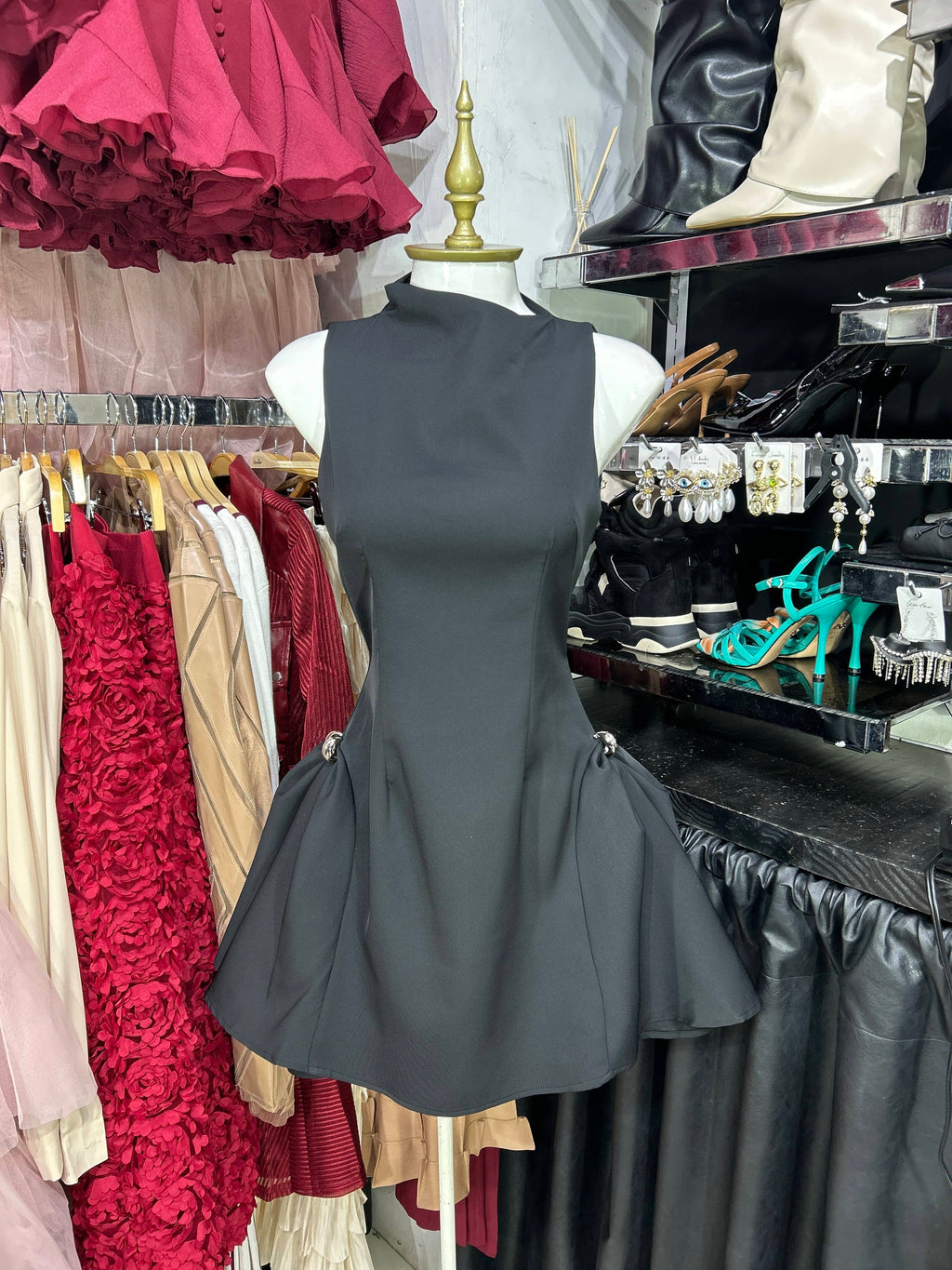 Vestido negro corto sin manga con detalles metalicos en costado