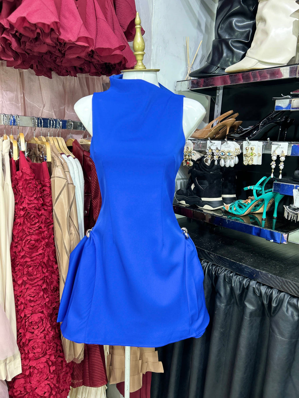 Vestido azul corto sin manga con detalles metalicos en costado