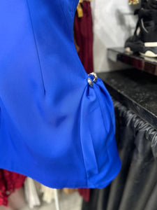 Vestido azul corto sin manga con detalles metalicos en costado