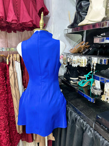 Vestido azul corto sin manga con detalles metalicos en costado