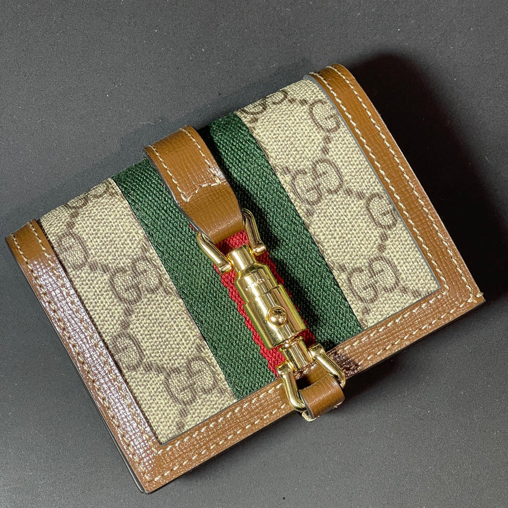 Cartera gucci detalles metalicos dorados