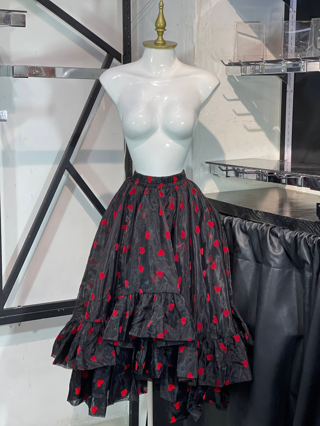 Falda Valentino negra asimetrica con vuelo estampado corazones velour