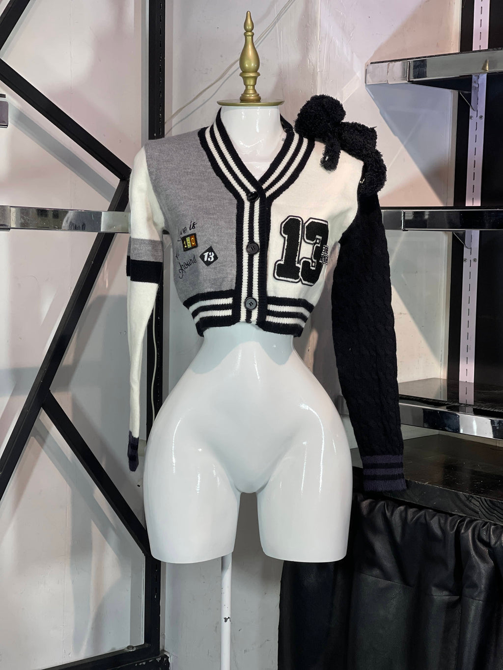 Sueter negro con blanco varsity aplicación osito desmontable