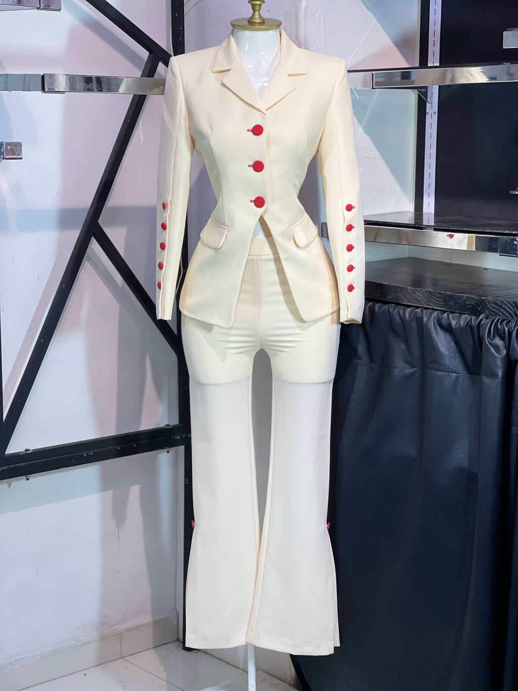 Traje Valentino ivory con detalles rojos en contraste