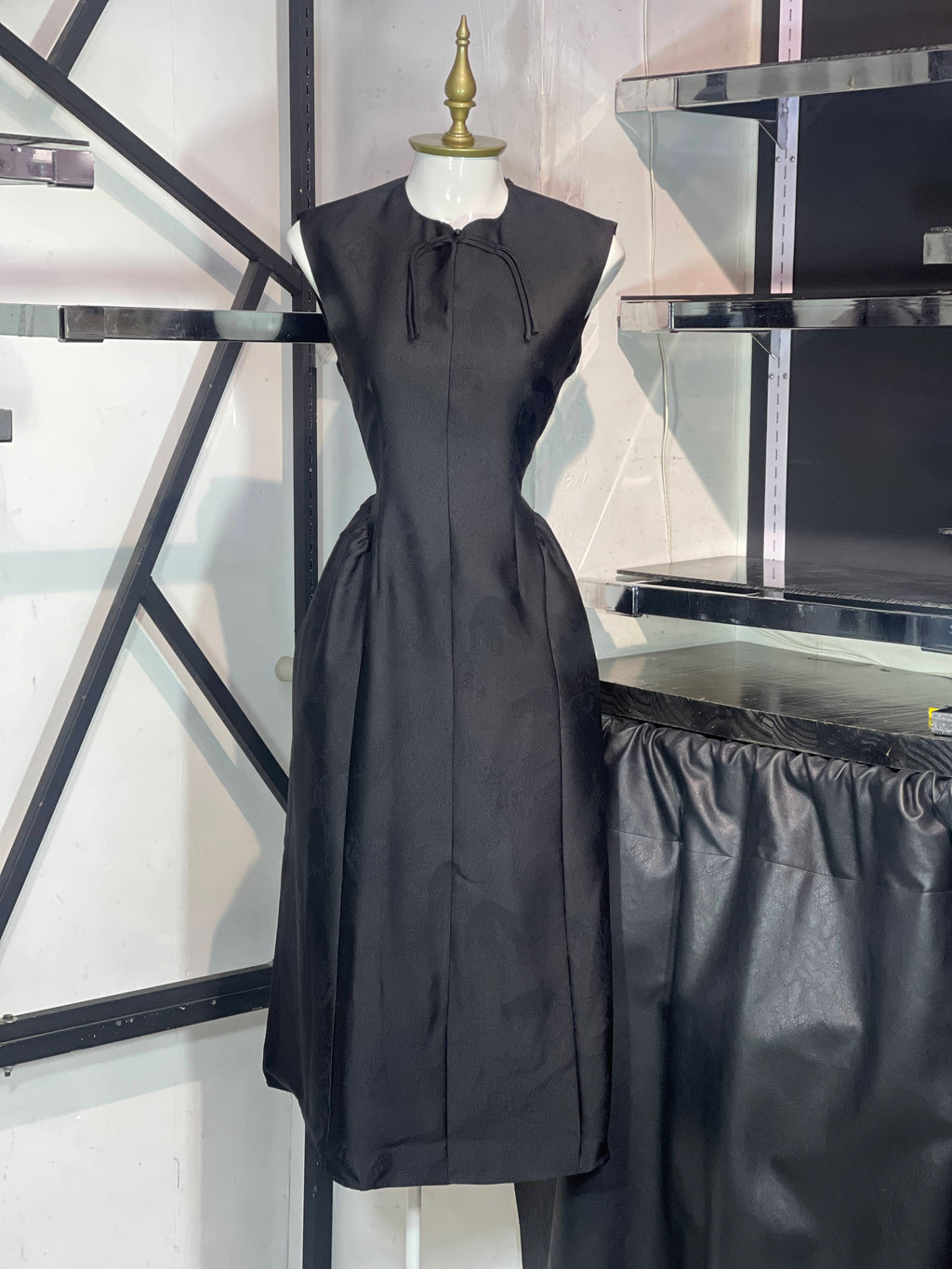 Vestido midi negro con detalle en cuello