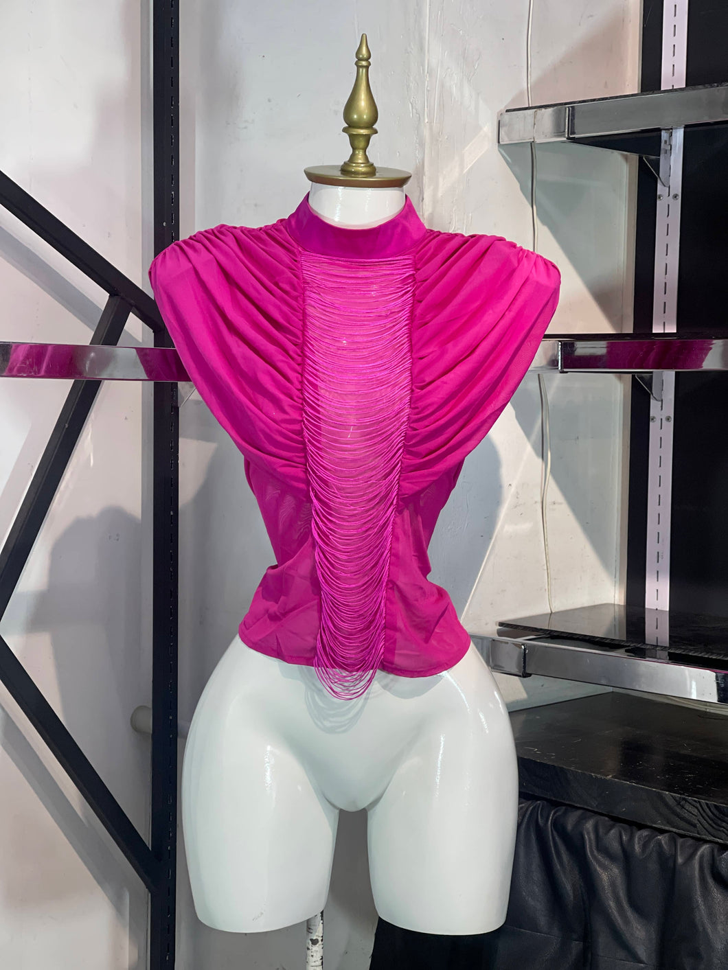 Blusa magenta sin manga con hombreras