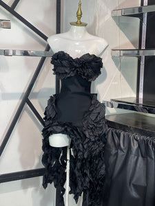 Vestido bandage negro strapless con rulos satinados