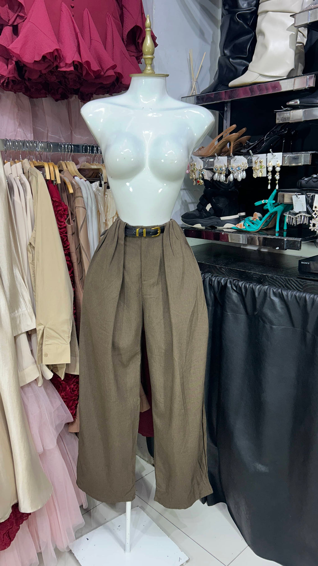 Pantalon café con pinzas al frente y cinturon incluido