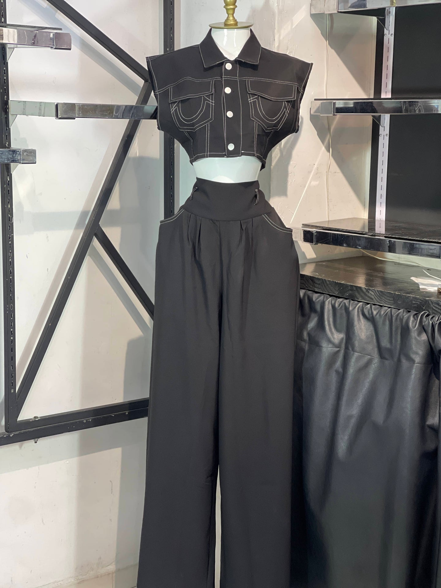 Conjunto negro wide leg con costuras blancas en contraste