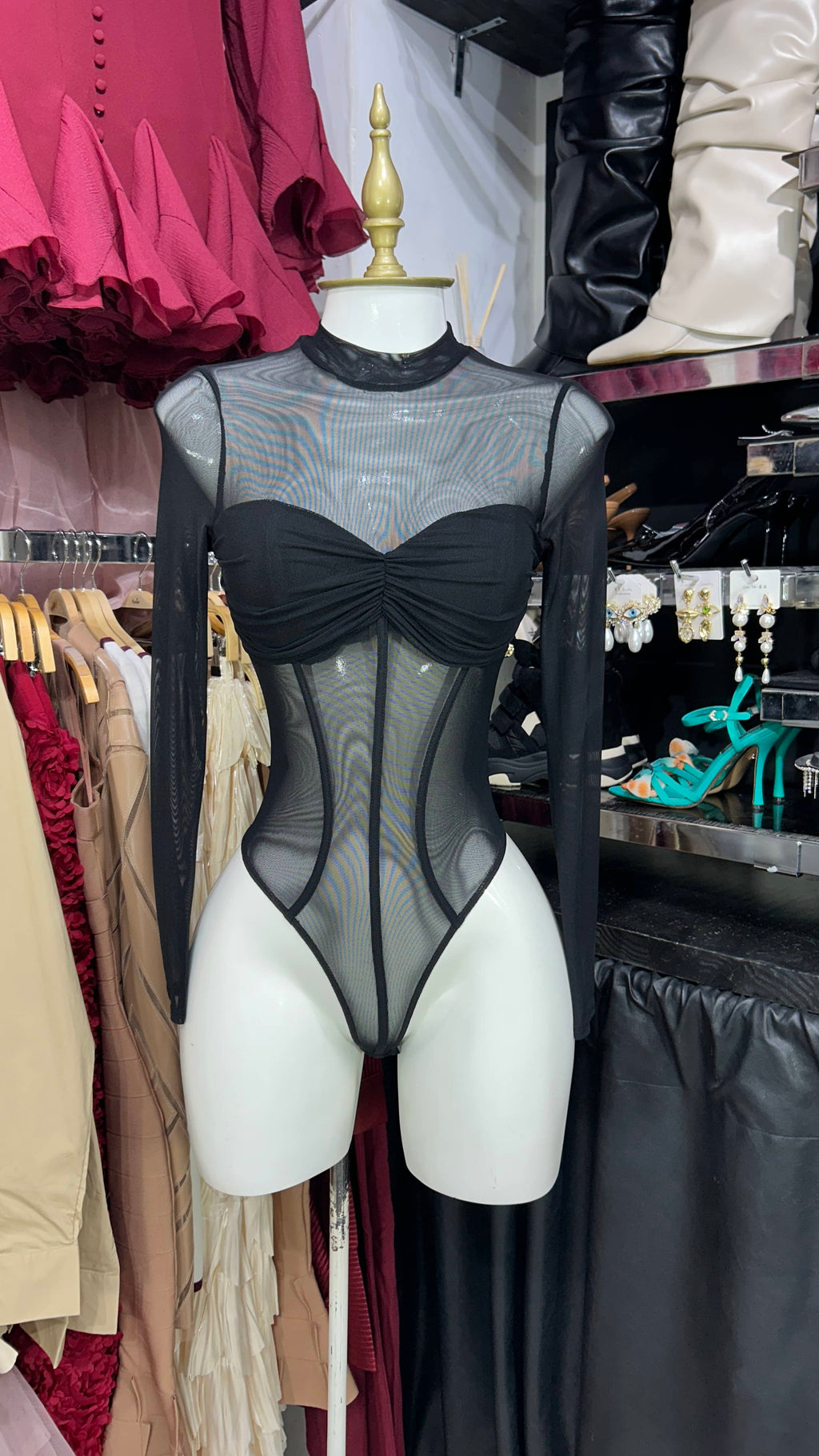 Body nergro de mesh manga largo con drapeado y copas