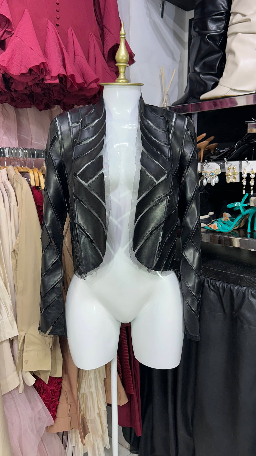 Chamarra negra de mesh con cortes de vinipiel