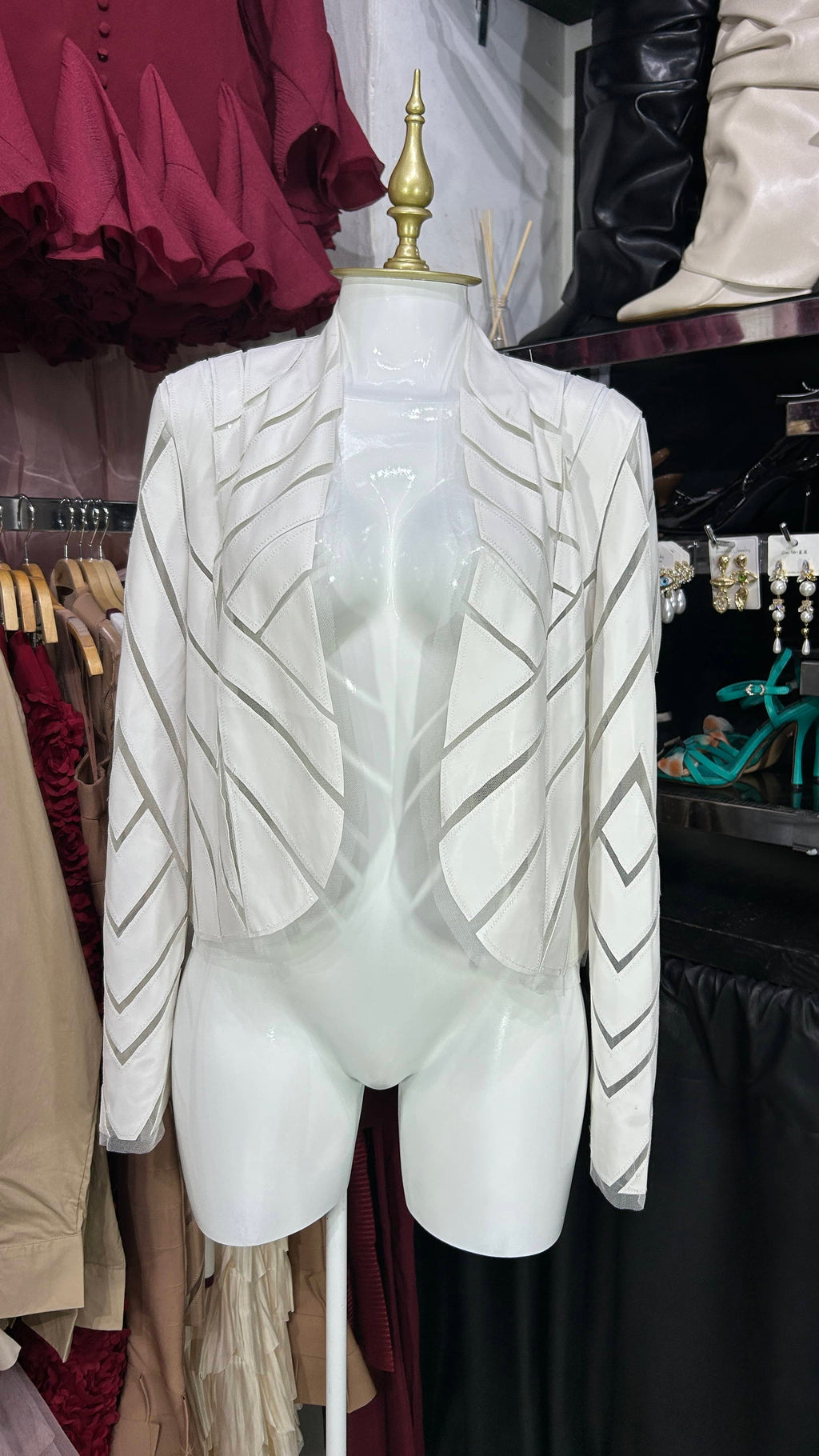 Chamarra blanca de mesh con cortes de vinipiel