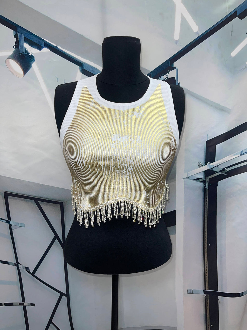 Blusa blanca estampado dorado con pedreria en filo