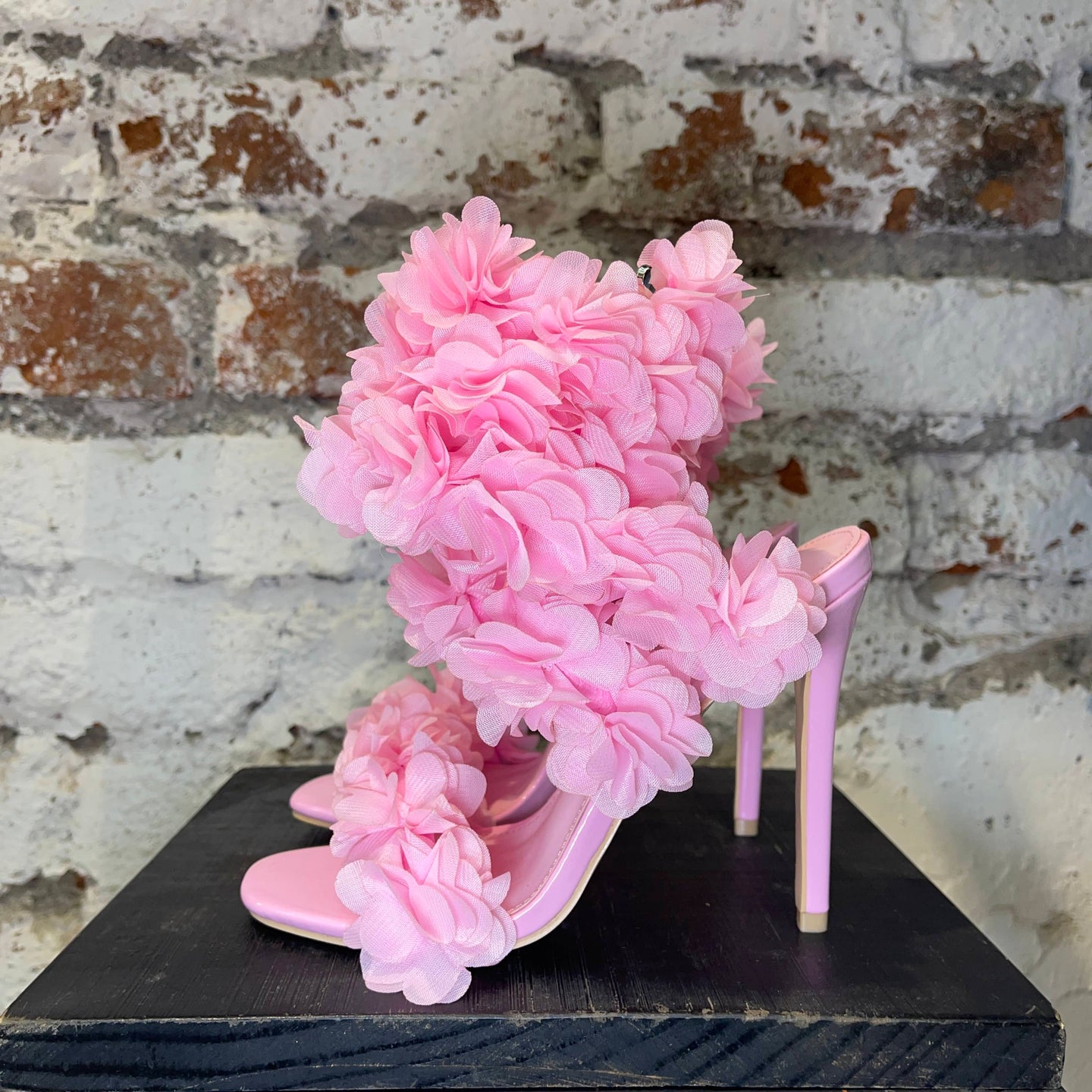 Zapatillas Paulina rosas con brazalete envolvente y flores en relieve