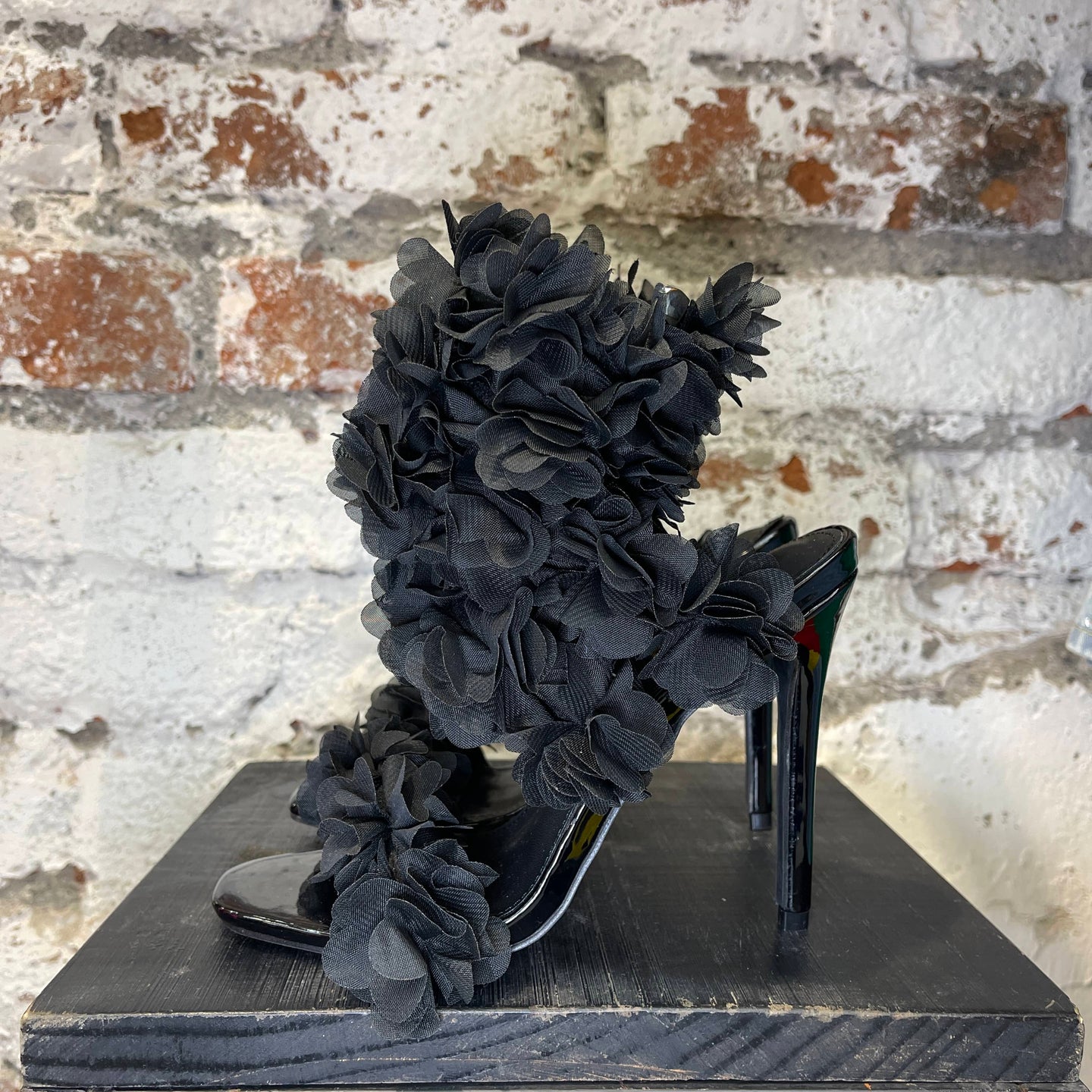 Zapatillas Pilar negras con brazalete envolvente y flores en relieve
