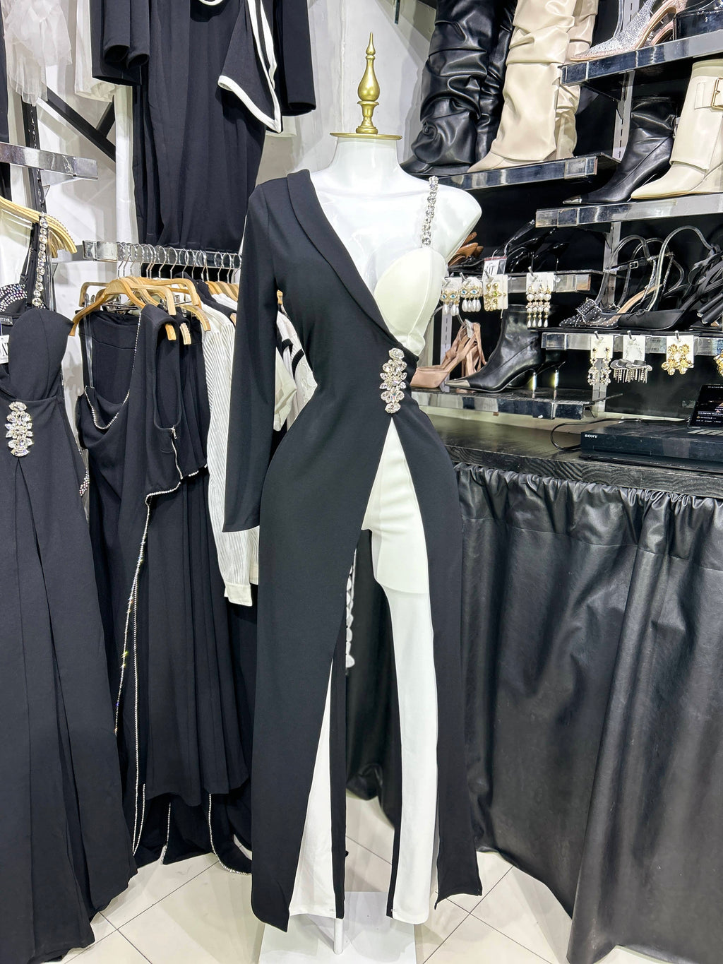 Palazzo negro con blanco manga larga con copas y detalles en pedreria