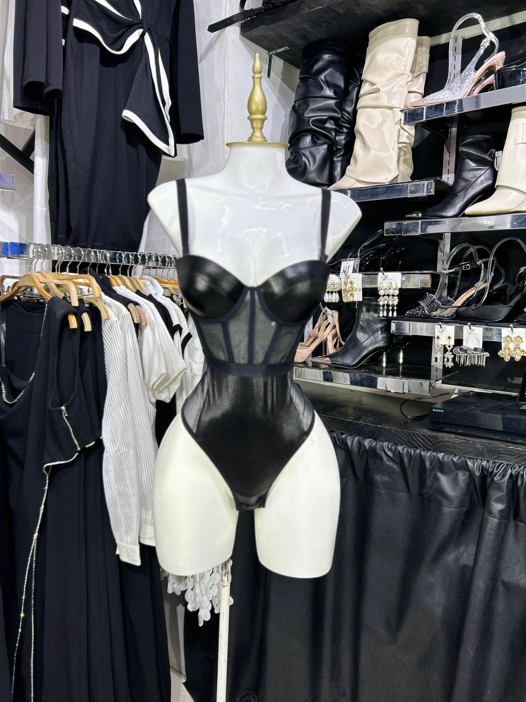 Body negro con detalles en vinipiel tirantes desmontables RESTOCK