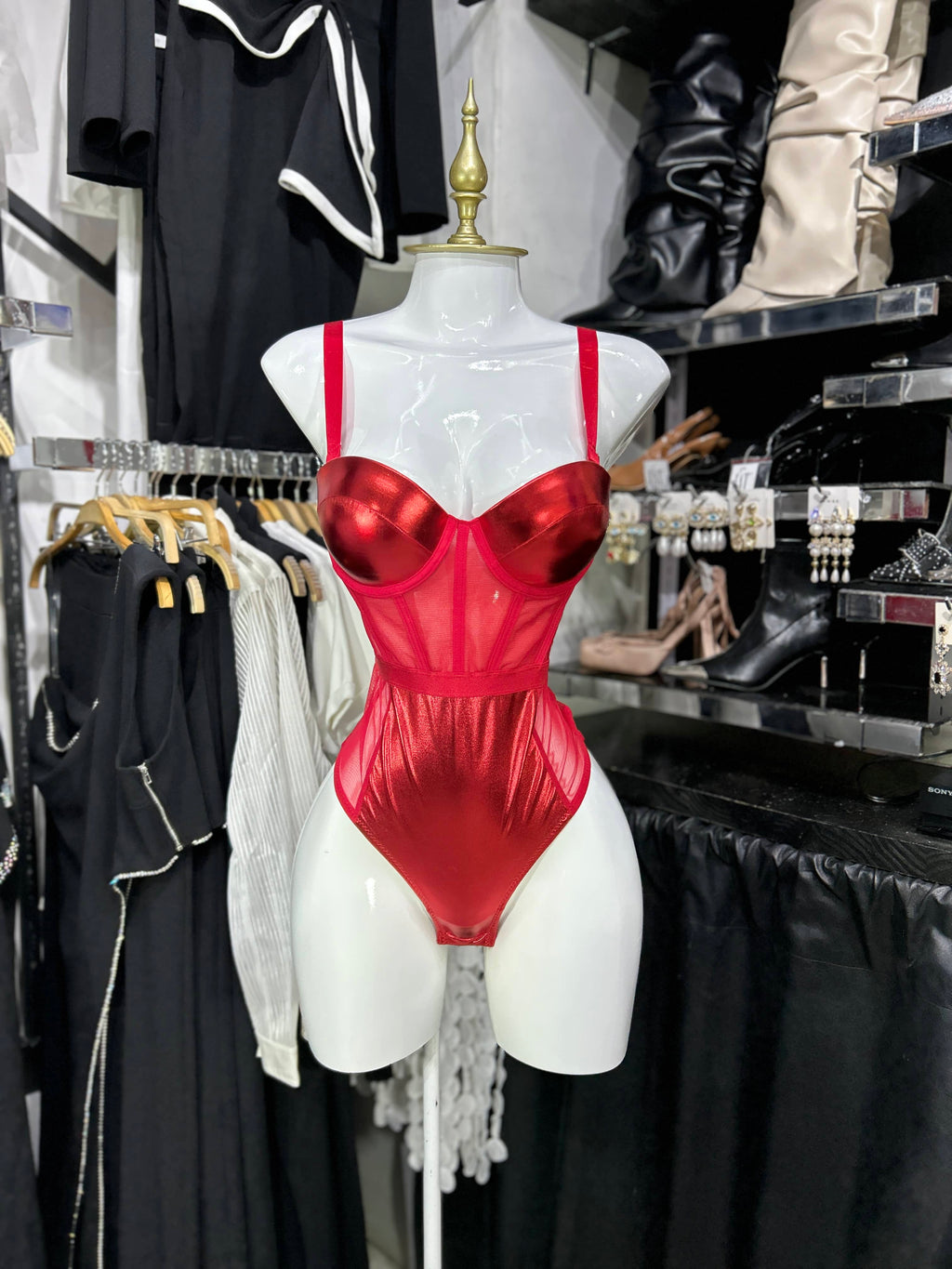 Body rojo con detalles en vinipiel tirantes desmontables