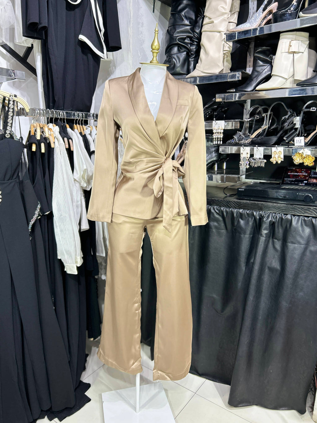 Conjunto mocca satinado con amarre en cintura saco y pantalon RESTOCK