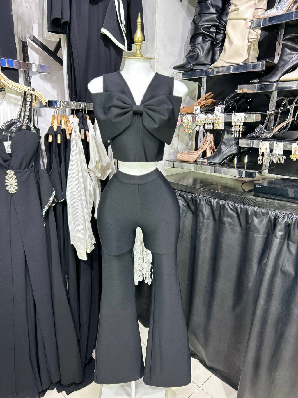 Conjunto negro bandage top con mono en relieve RESTOCK