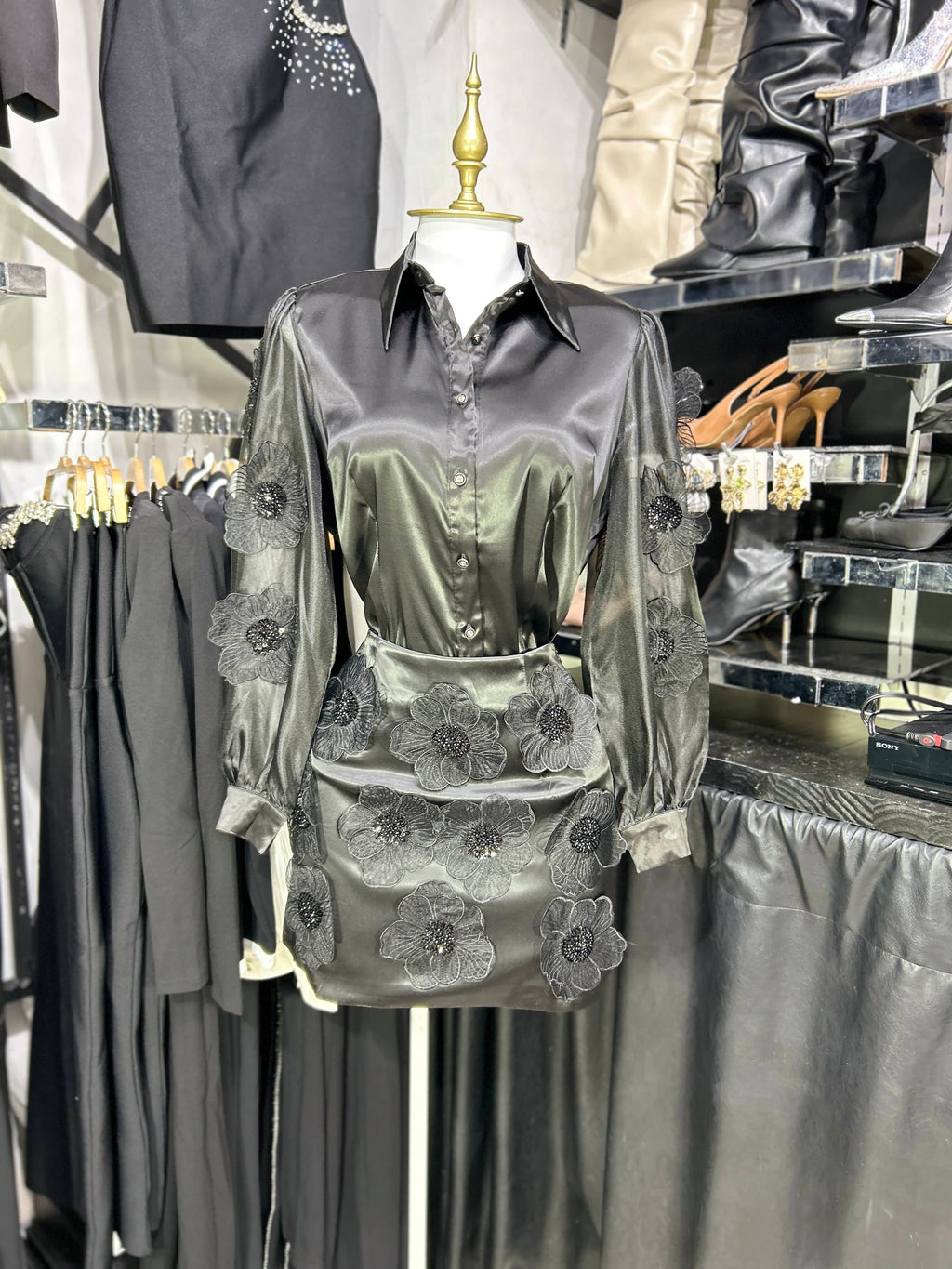 Conjunto negro satinado camisa y falda con flores en relieve