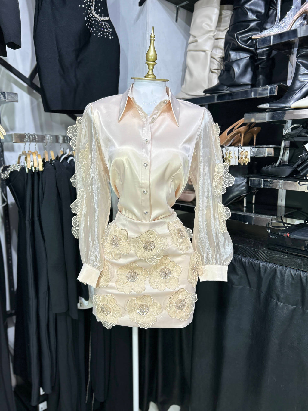 Conjunto beige satinado camisa y falda con flores en relieve