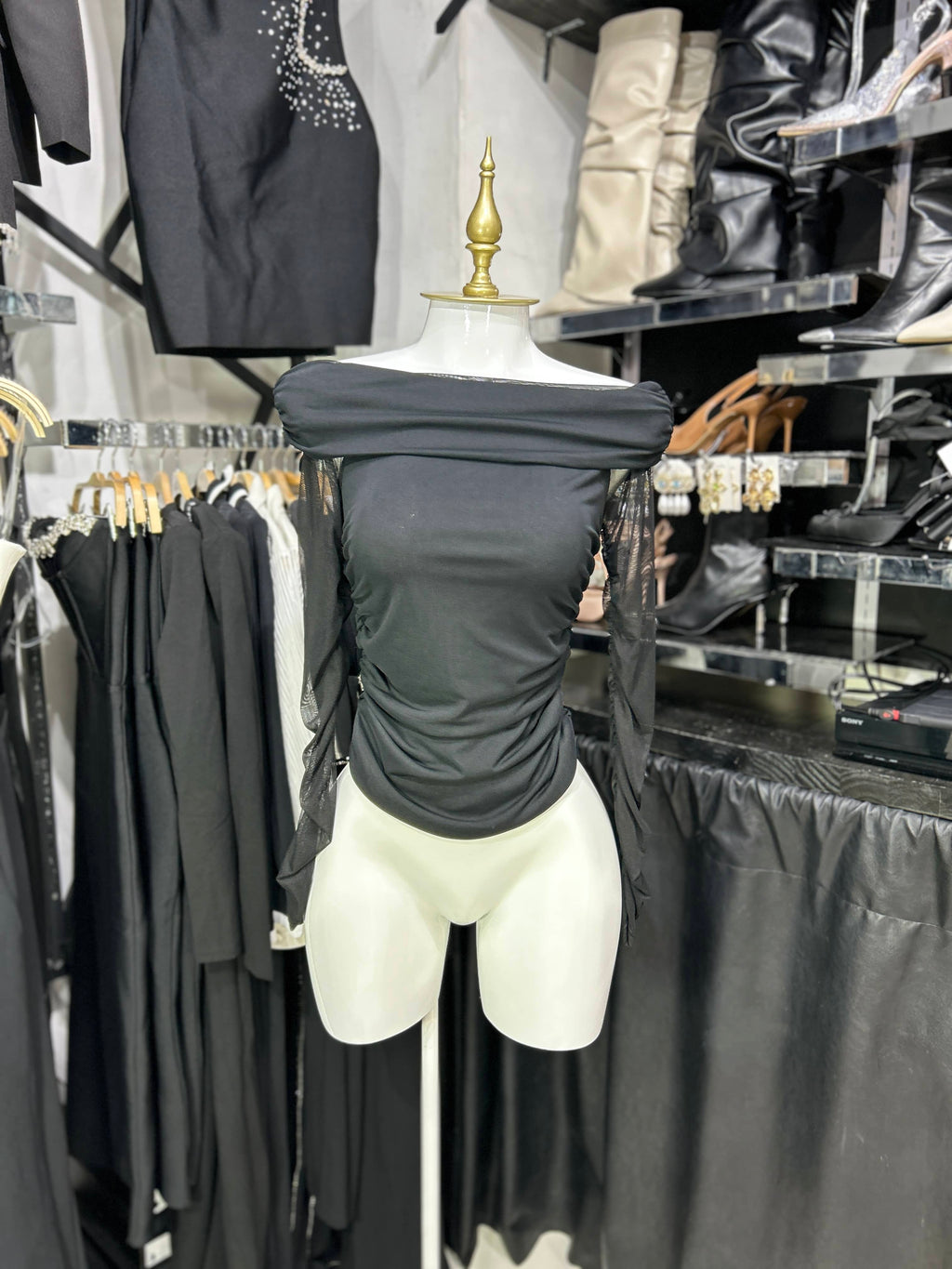 Blusa negra de mesh off shoulders manga larga transparente