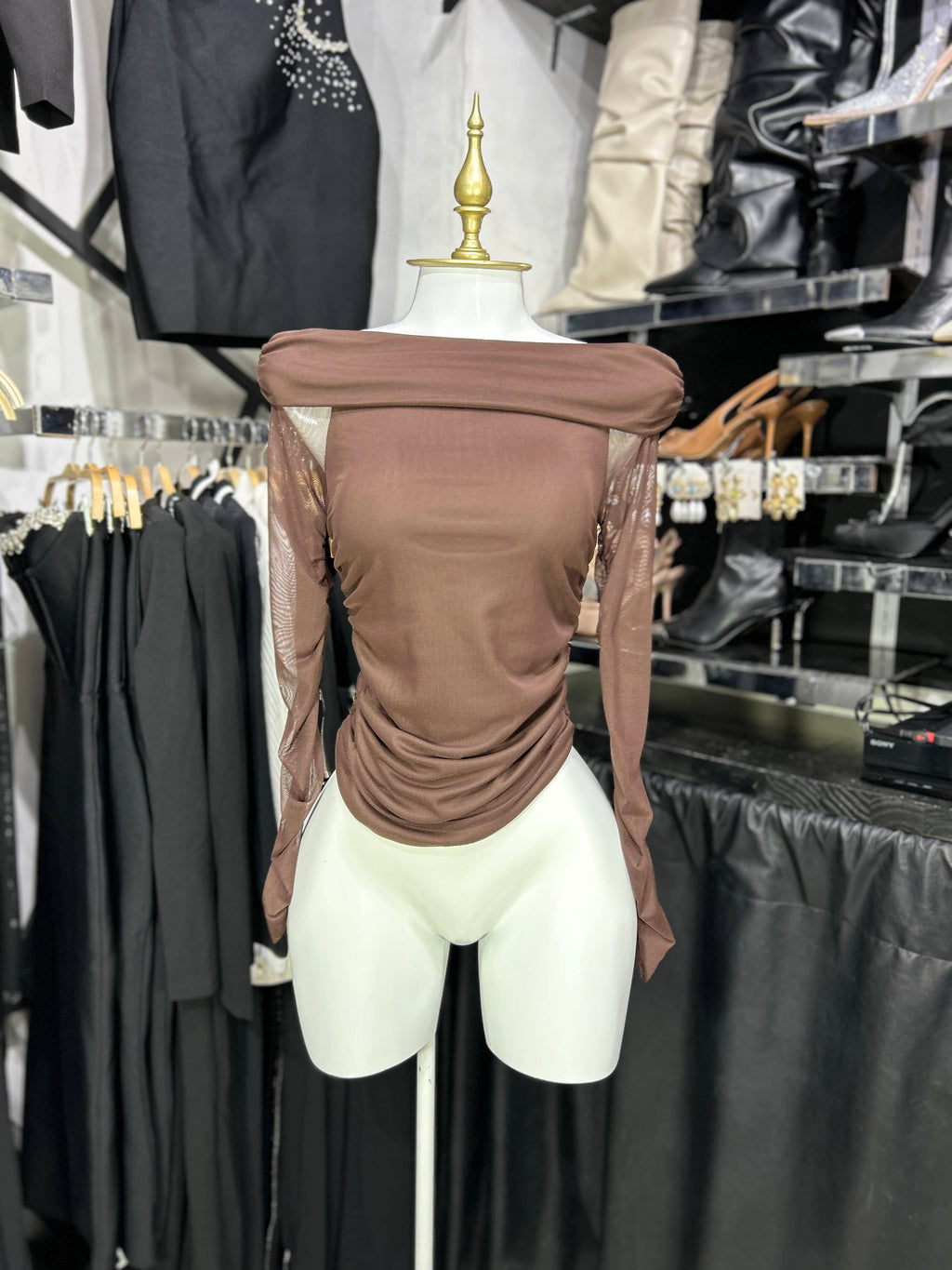 Blusa cafee de mesh off shoulders manga larga transparente
