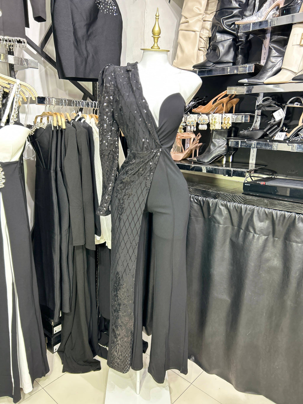 Palazzo negro de una manga con lentejuela