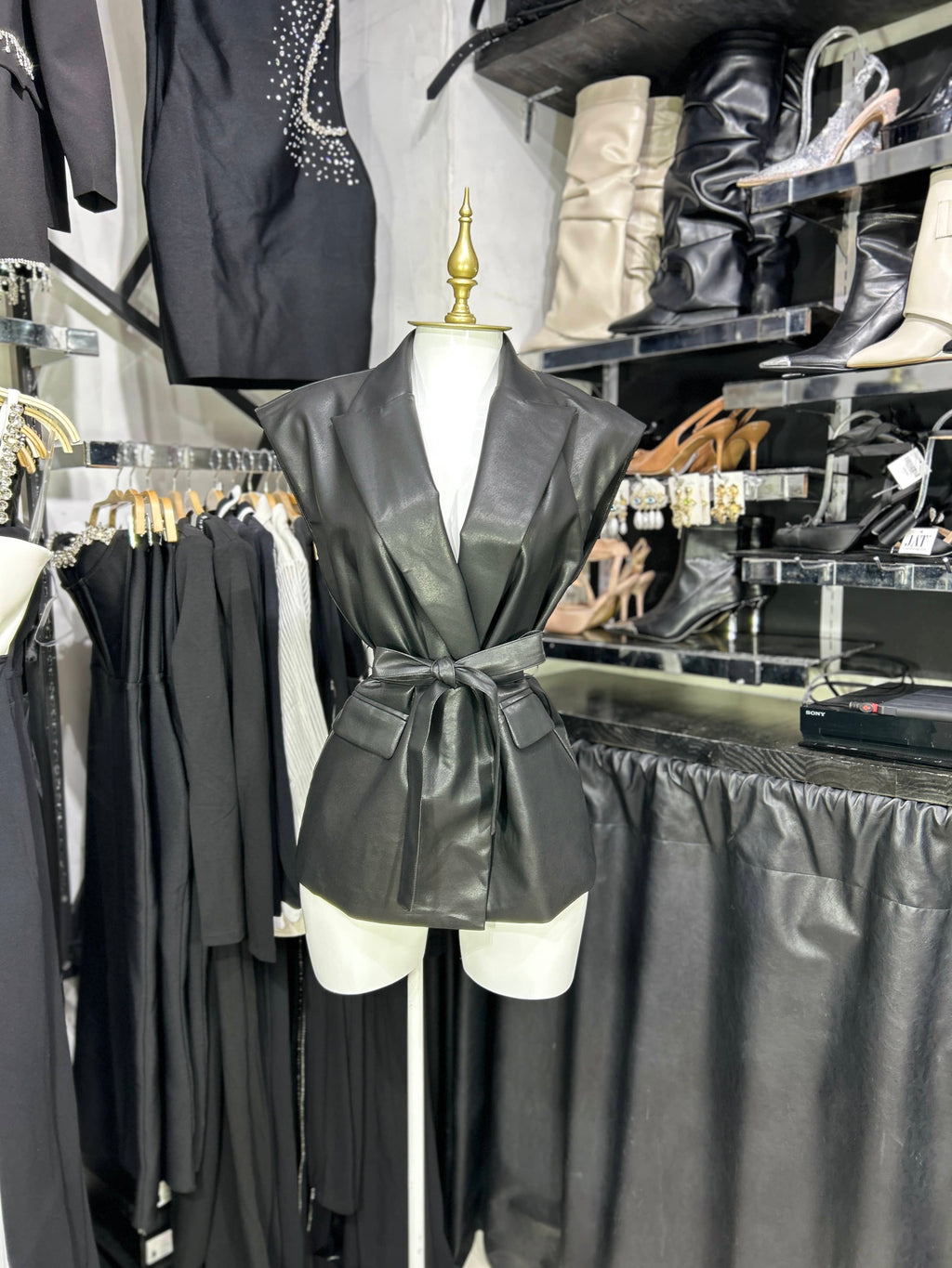 Chaleco negro de vinipiel con amarre en cintura