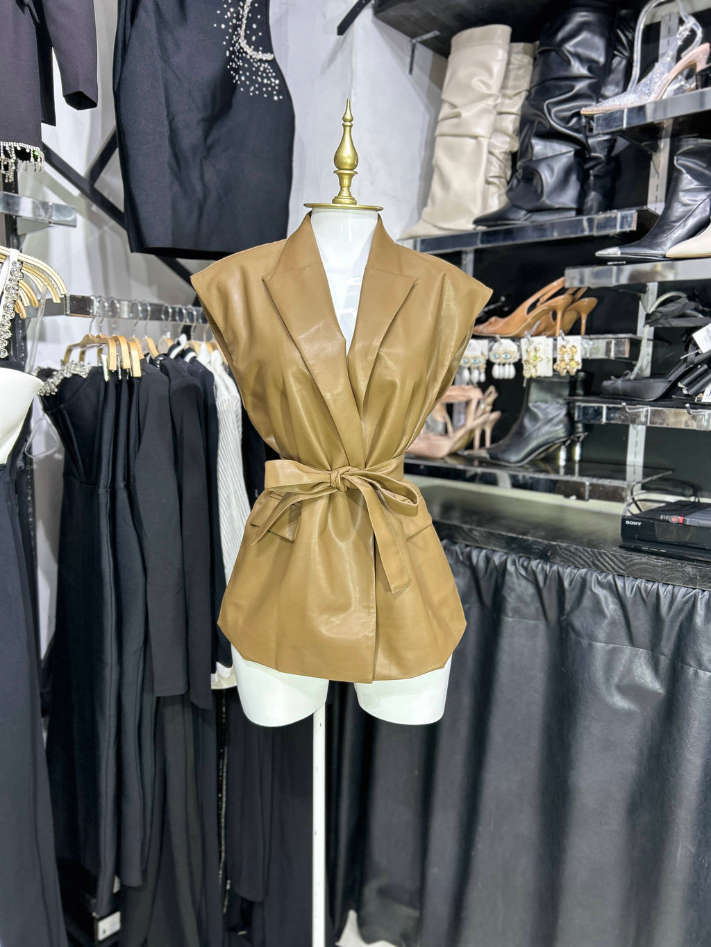 Chaleco mocca de vinipiel con amarre en cintura