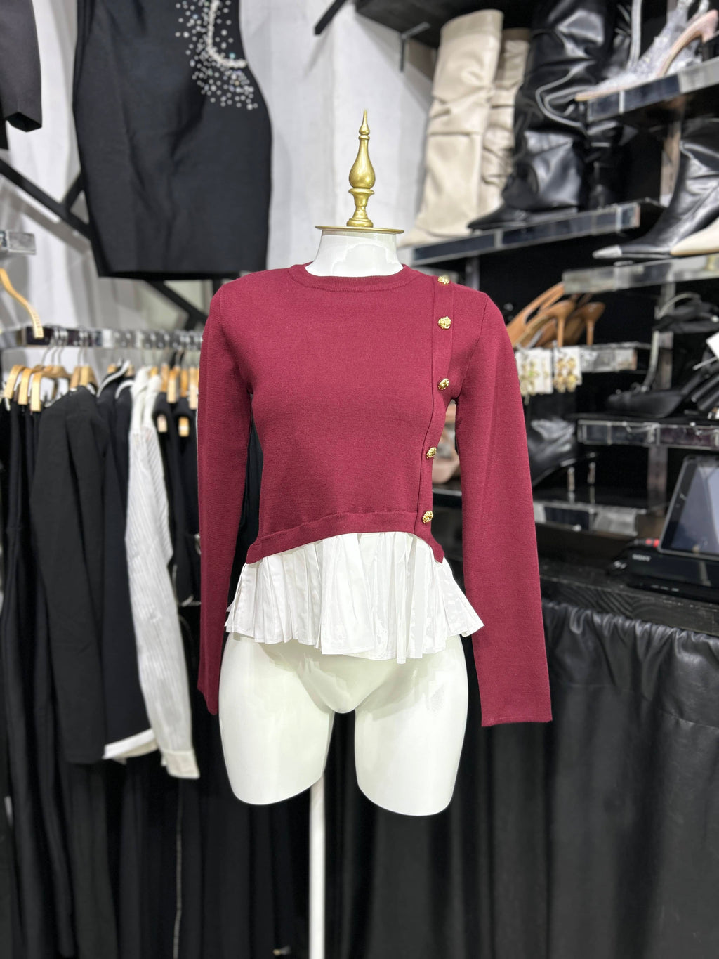 Blusa vino manga larga ruedo tableado con botones dorados