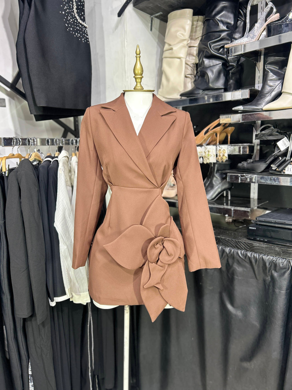 Vestido cafŽ tipo saco con flor en relieve