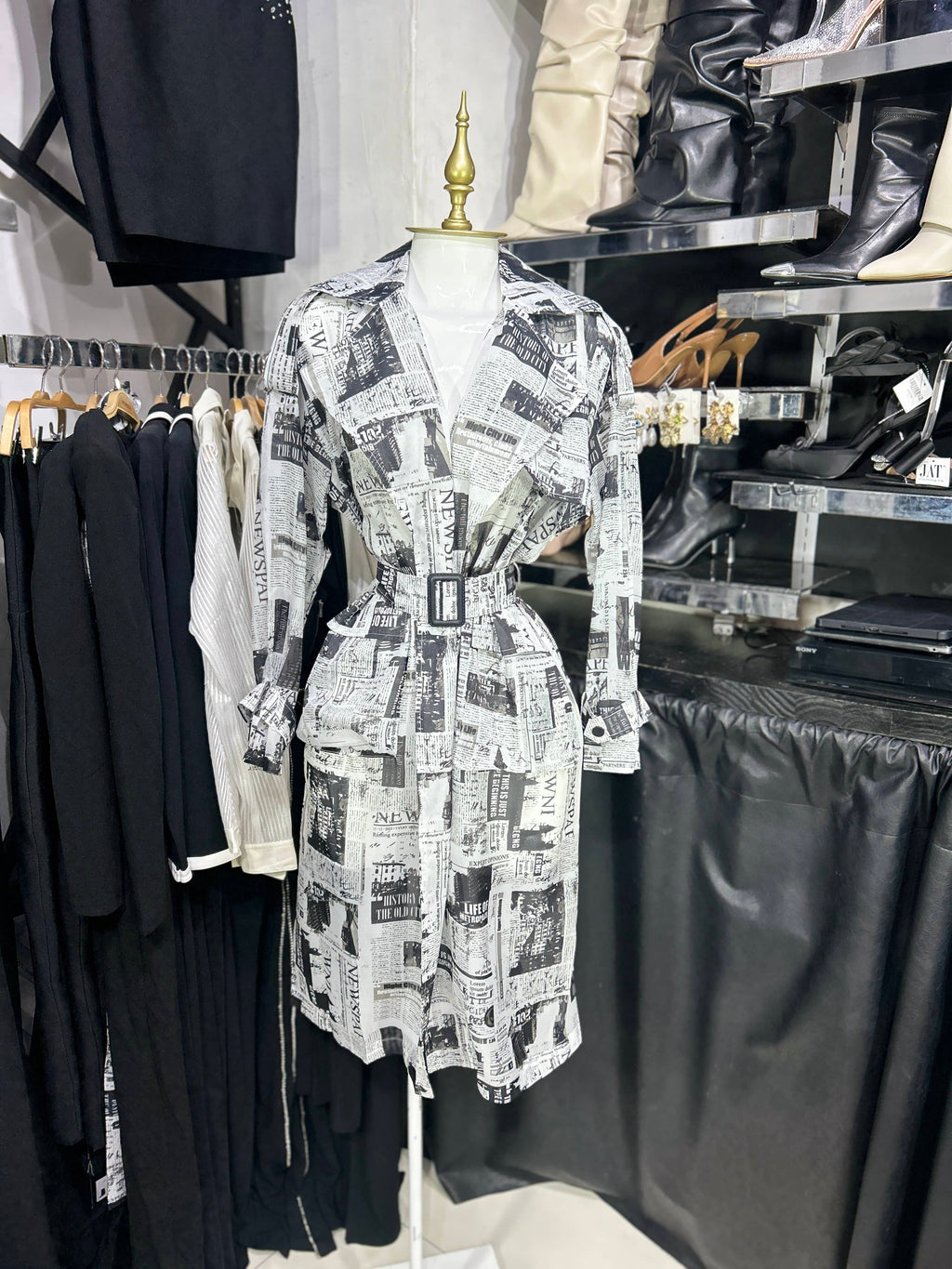 Gabardina ligera de mesh estampado periodico