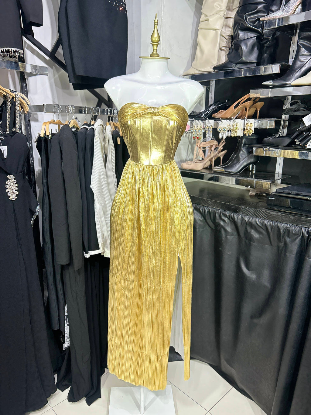 Vestido dorado strapless metalico