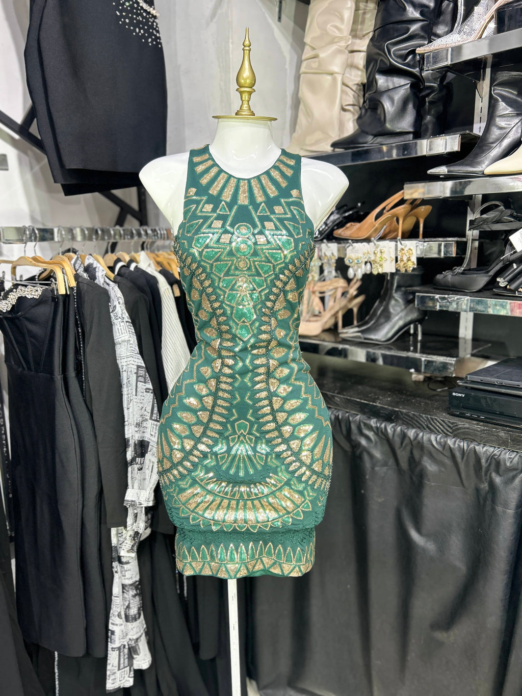 Vestido verde sin manga con lentejuela drada en contraste