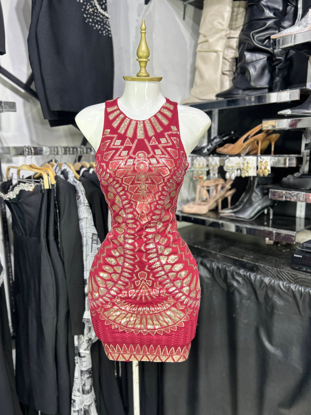 Vestido vino sin manga con lentejuela drada en contraste