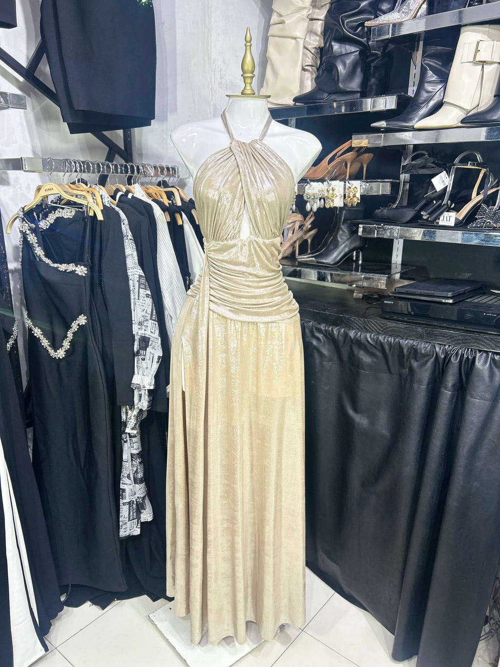 Vestido champagne con amarre en cuello y escote en pierna