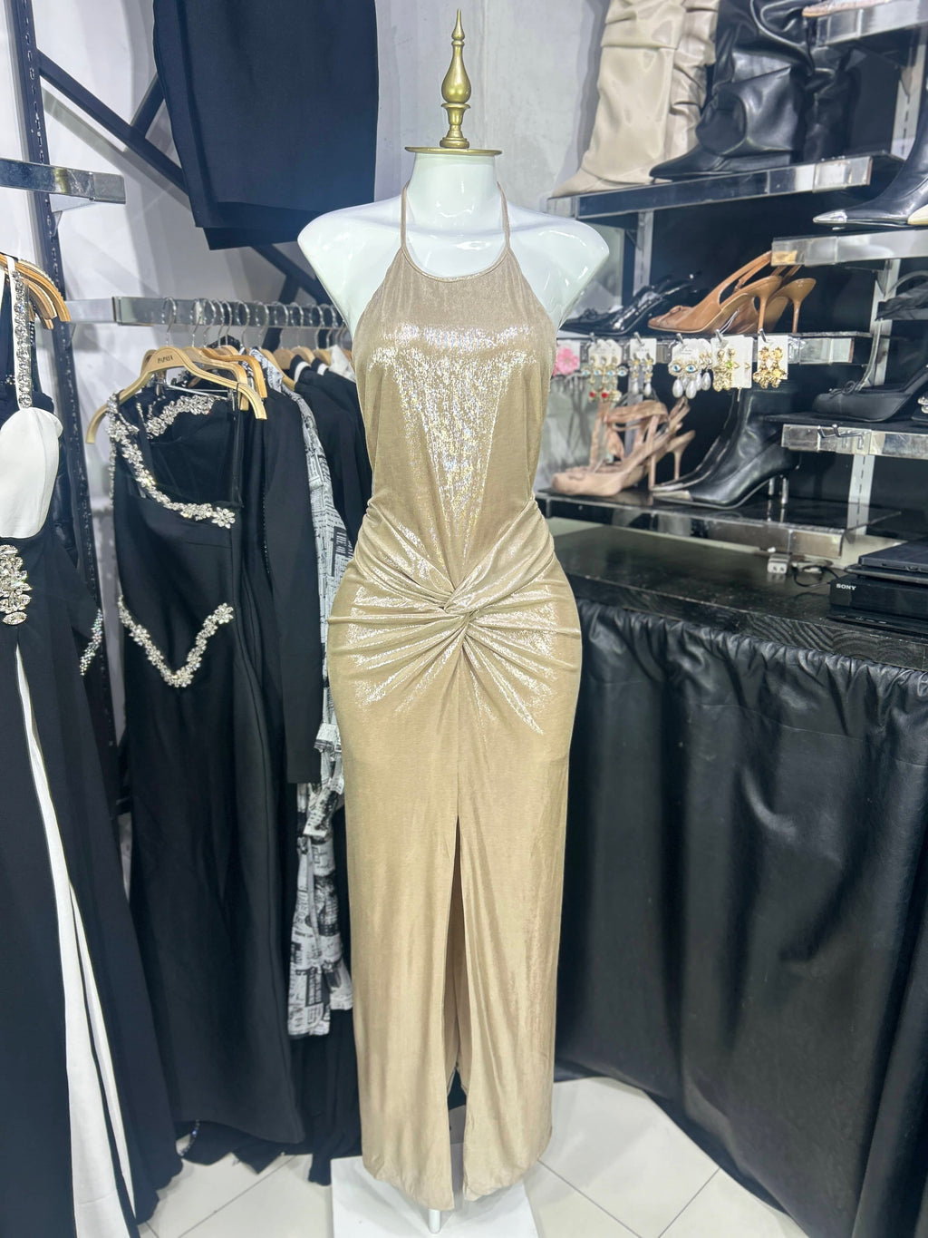 Vestido champagne escote espalda amarre en cuello
