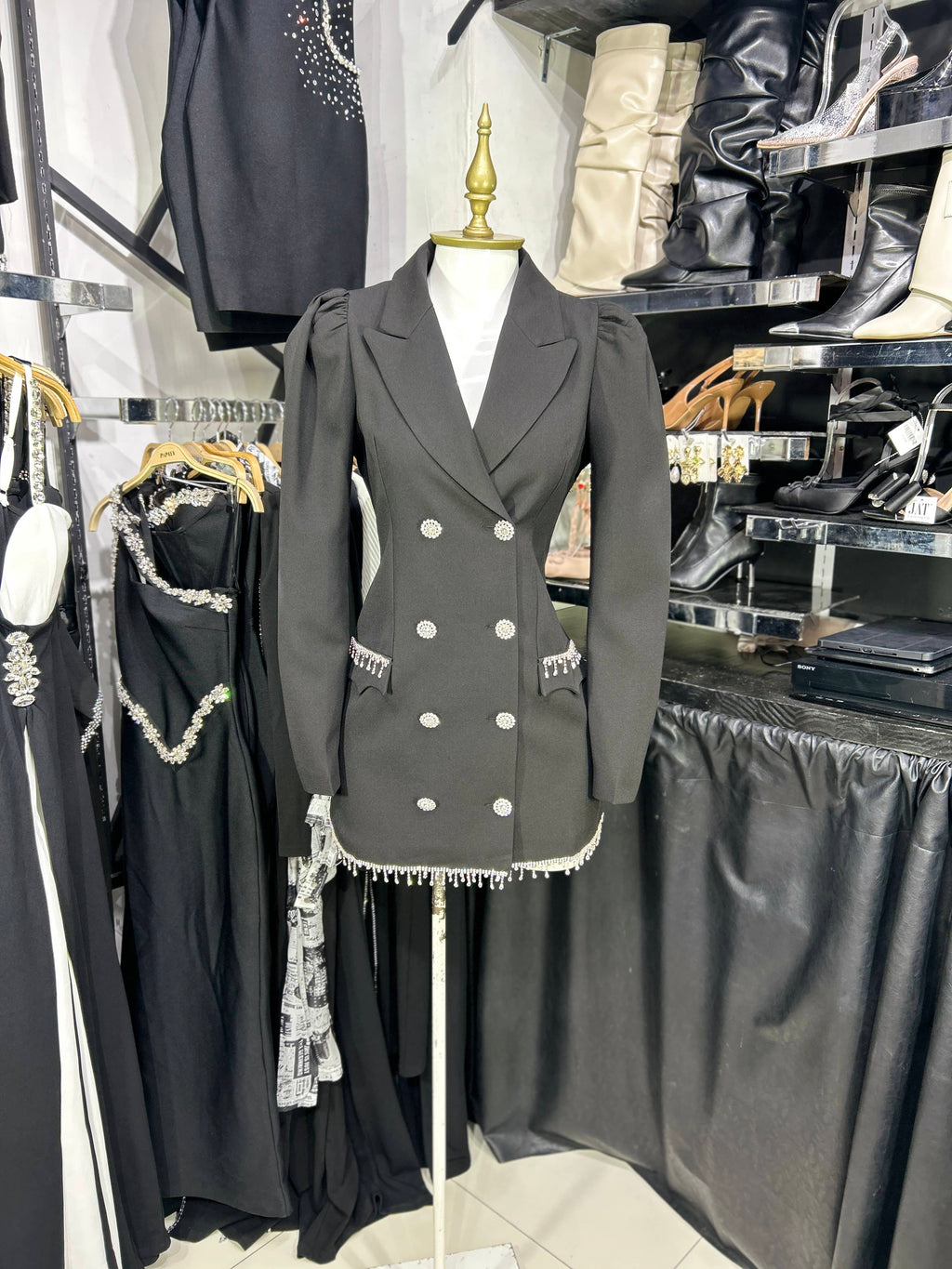 Vestido negro tipo saco manga larga con detalles en pedreria