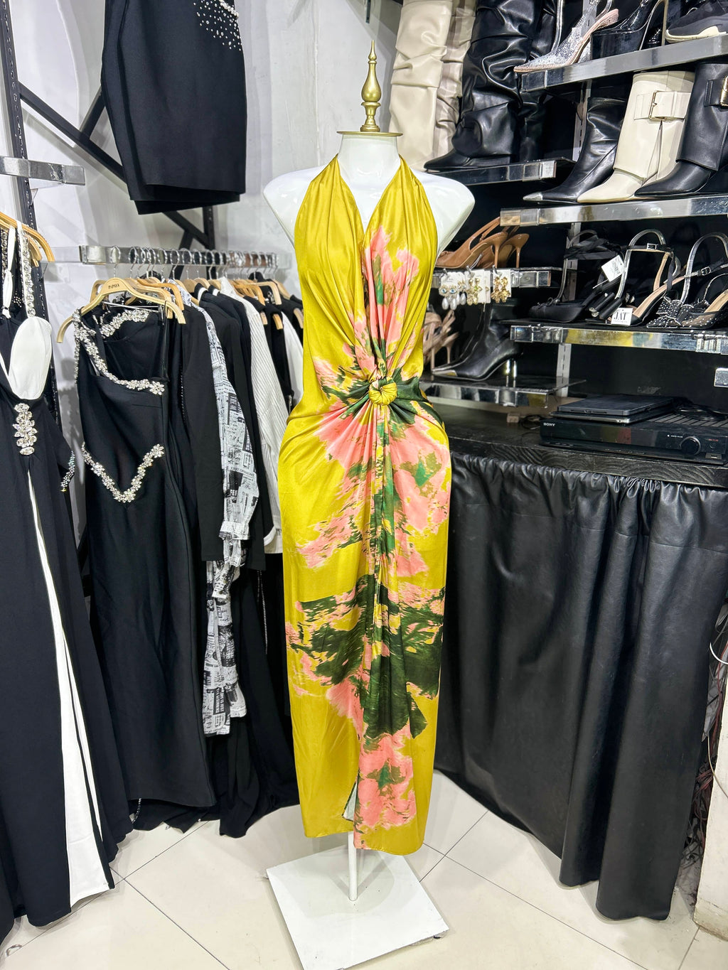 Vestido verde satinado con flor estampada