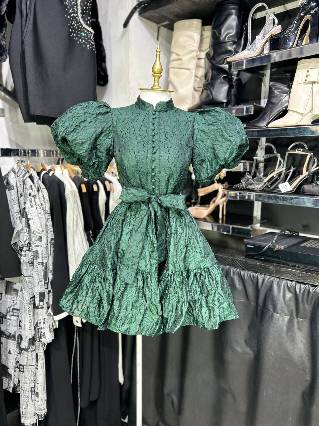 Vestido verde manga corta con vuelo en manga y ruedo