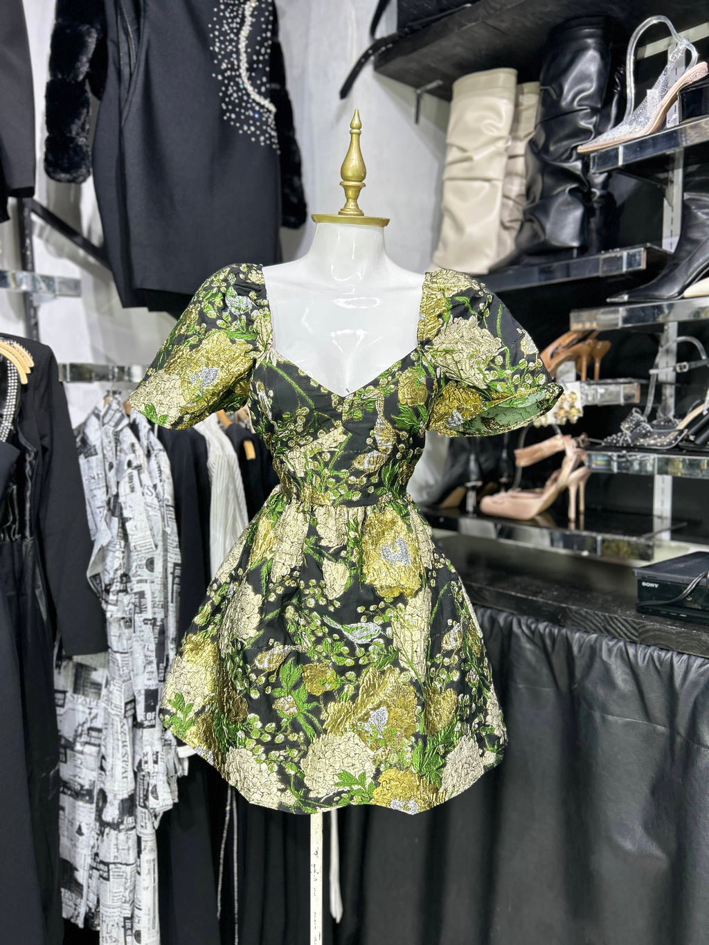 Vestido corto negro con verde y dorado maxi moño en espalda