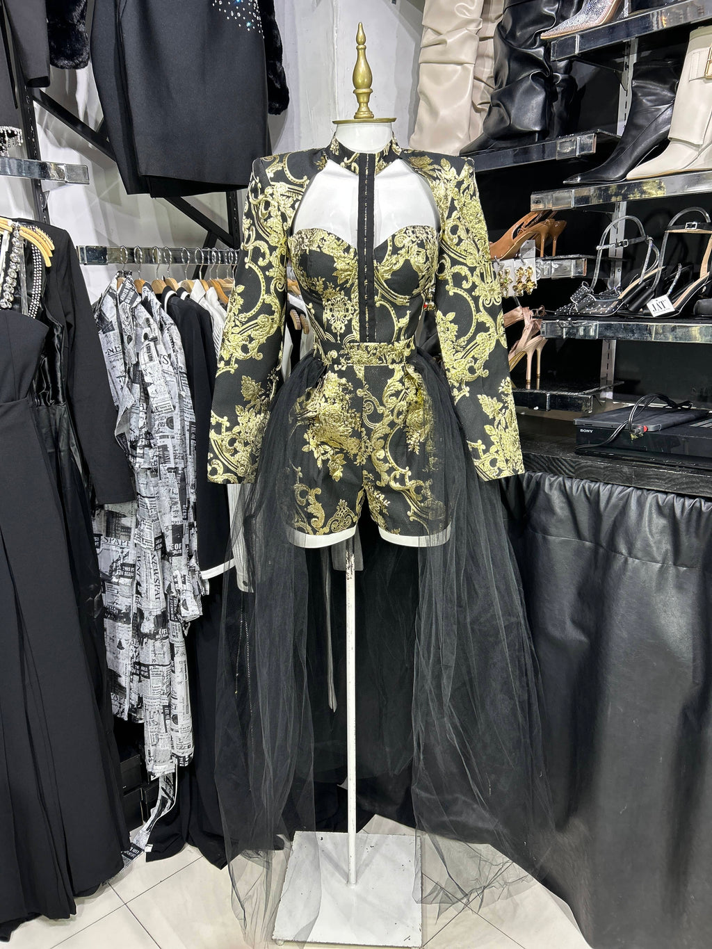 Romper negro con dorado manga larga y tul en ruedo