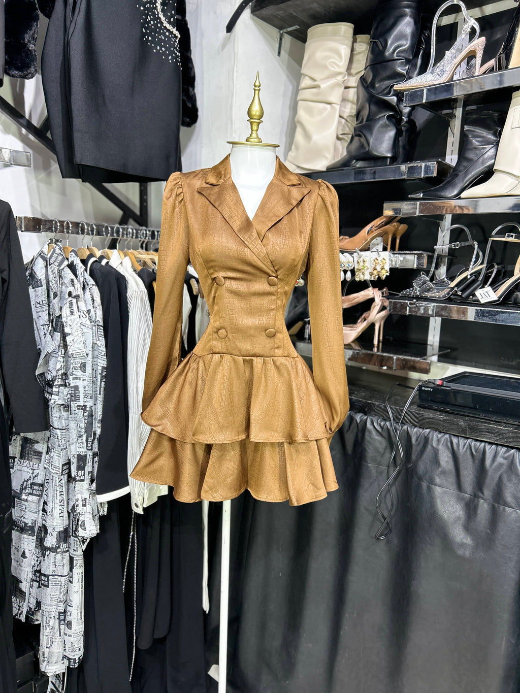 Vestido tipo saco color terracota manga larga tela satinada con textura