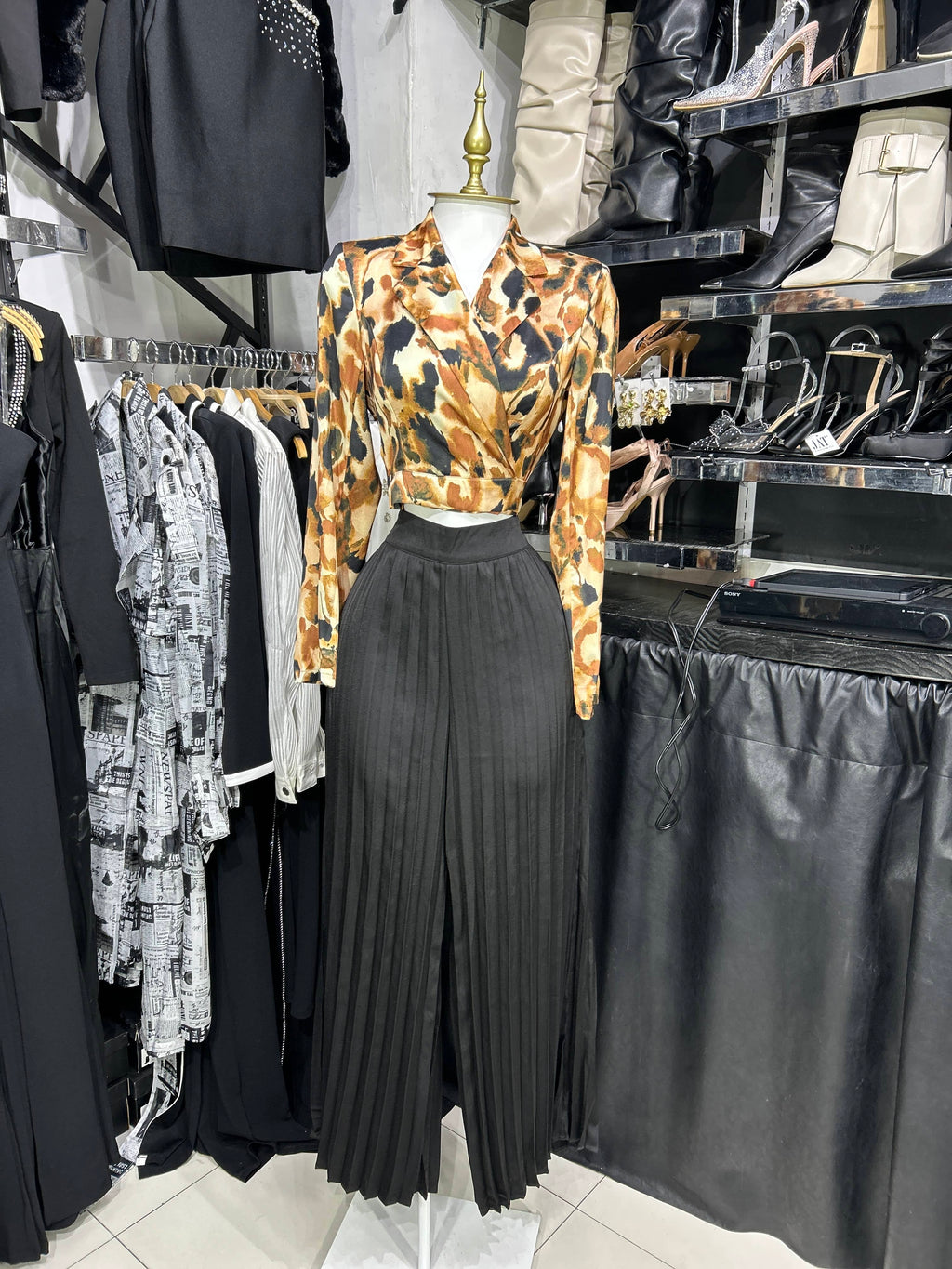 Conjunto blusa animal print pantalon negro tableado