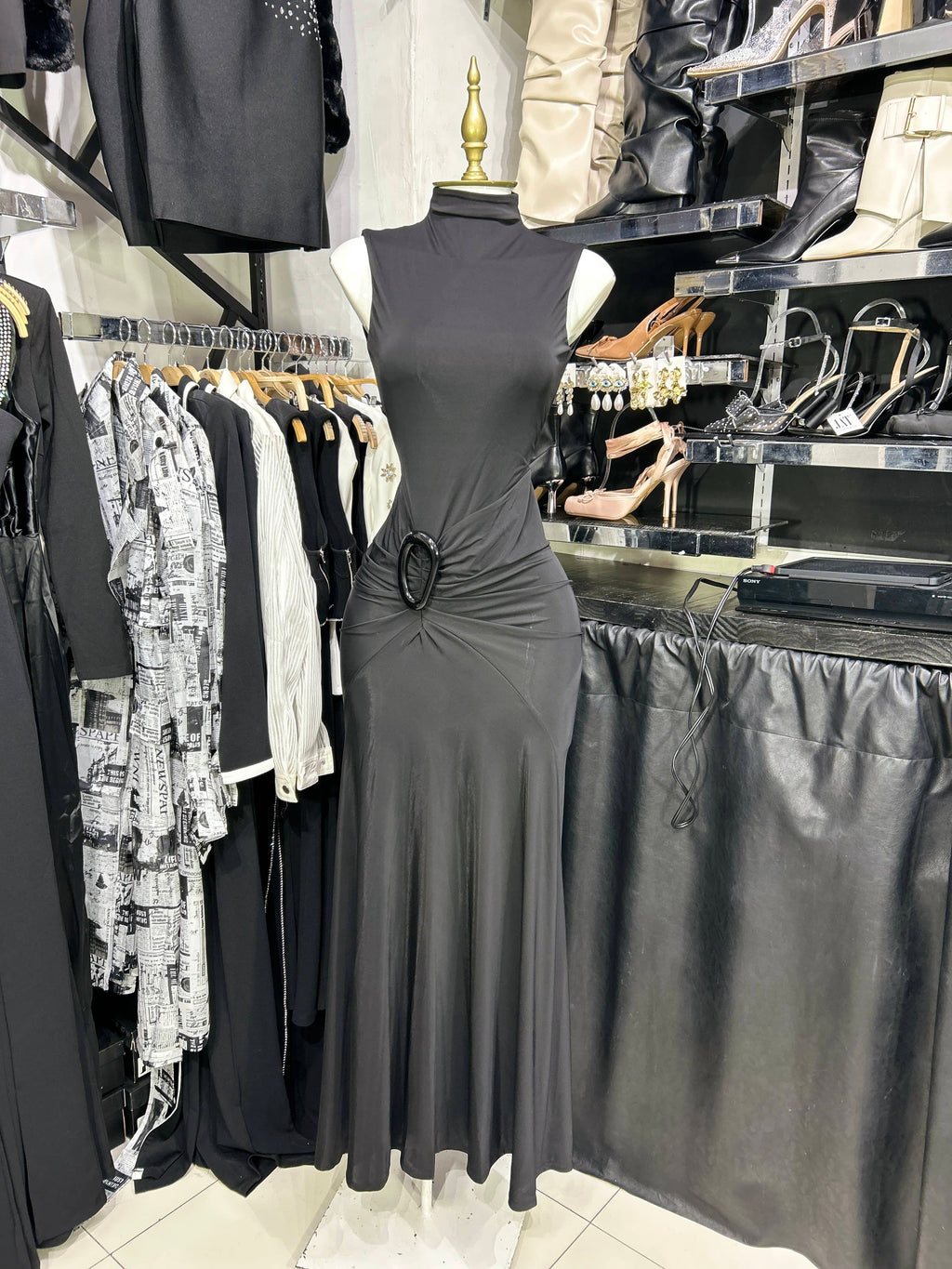 Vestido negro largo sin mangas con aplicacion y drapeado en cadera y escote en espalda