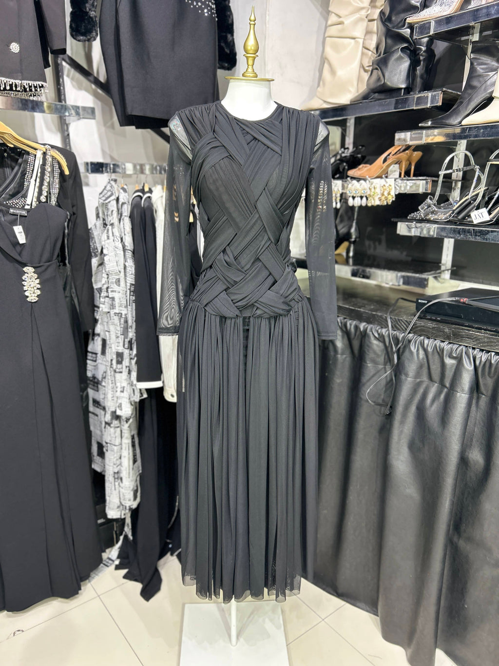 Vestido largo negro de mesh con cruce al frente